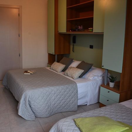 Hotel Gambrinus リミニ エクステリア 写真