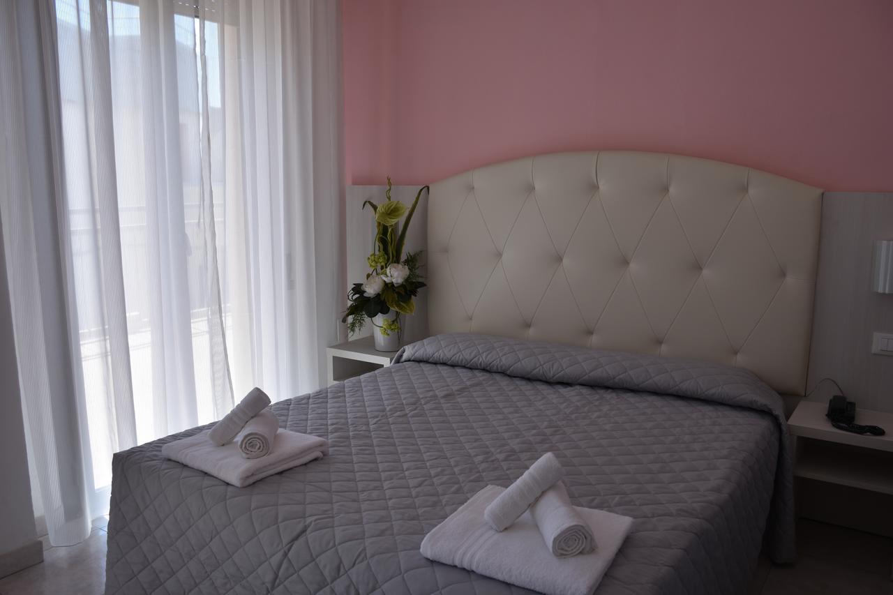Hotel Gambrinus リミニ エクステリア 写真