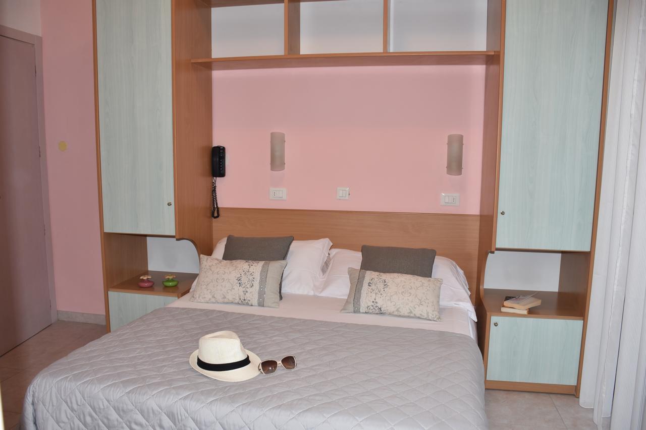 Hotel Gambrinus リミニ エクステリア 写真