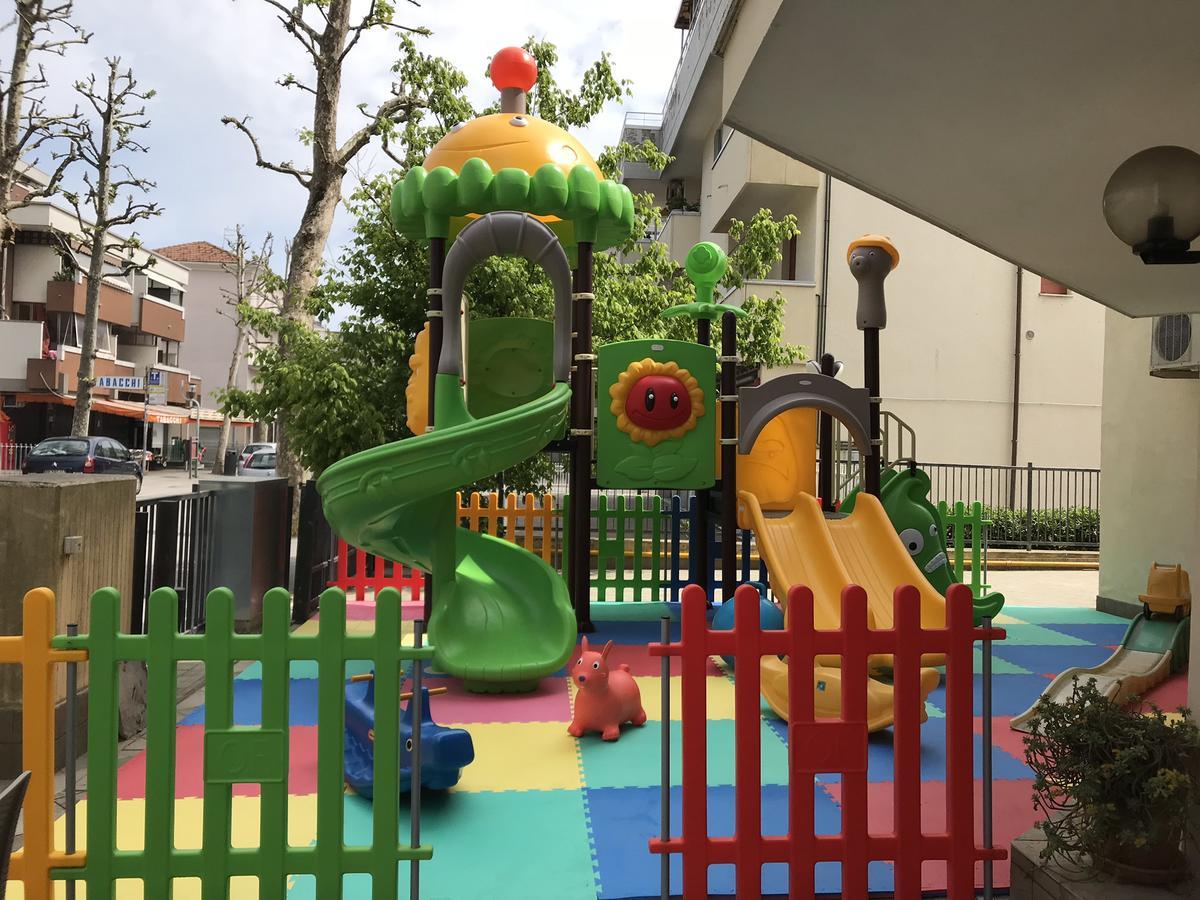 Hotel Gambrinus リミニ エクステリア 写真