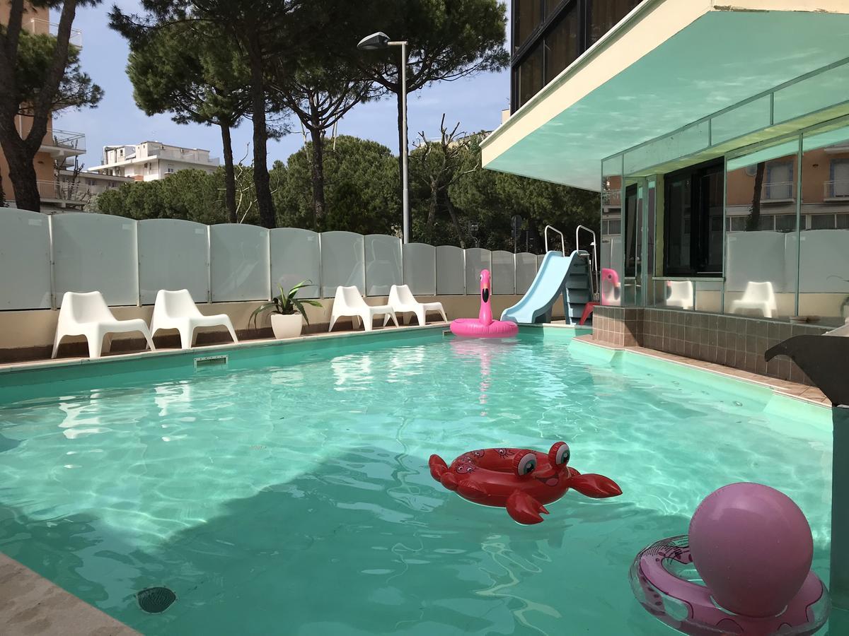 Hotel Gambrinus リミニ エクステリア 写真